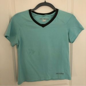 ARC’TERYX tee size women small V neck solid trim Summer and lightweight